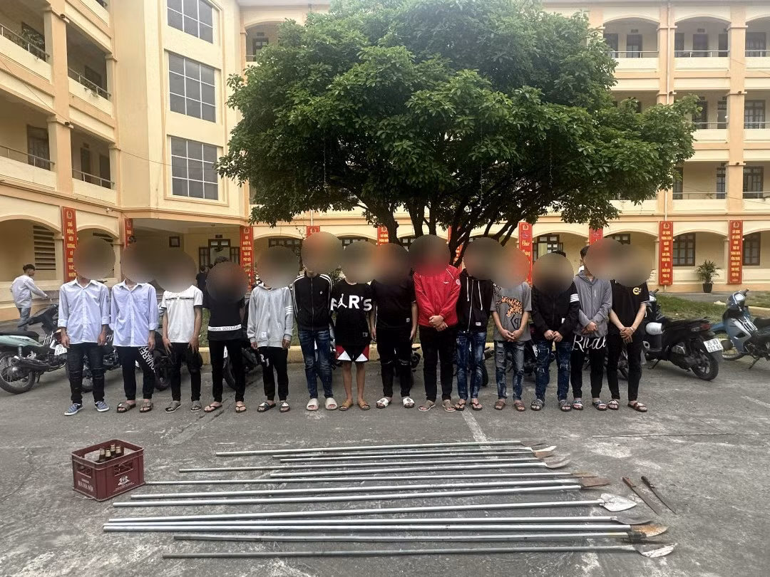Triệu tập 29 thanh, thiếu niên mang dao phóng lợn, chạy xe tốc độ cao, náo loạt đường phố -0