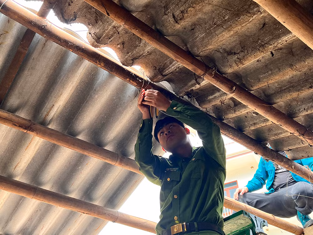 Công an tỉnh Cao Bằng giúp dân khắc phục hậu quả sau dông lốc -1