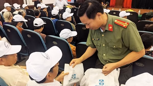 Bệnh viện 199 thăm và tặng quà Trung tâm điều dưỡng người có công miền Trung