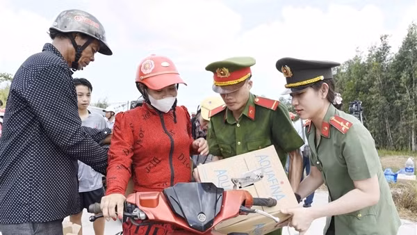 Công an tỉnh Cà Mau hỗ trợ nước sạch cho người dân vùng hạn mặn