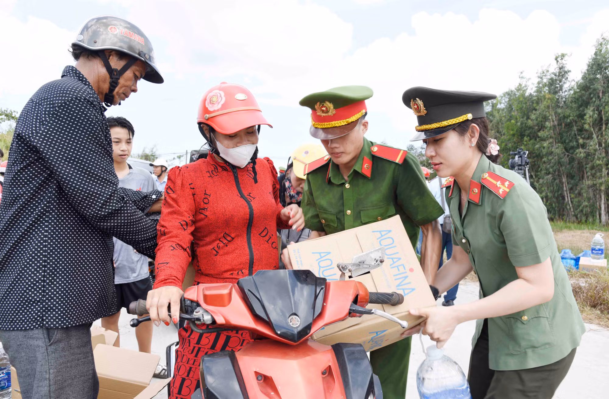 Công an tỉnh Cà Mau tiếp tục hỗ trợ nước sạch cho người dân bị ảnh hưởng bởi hạn mặn -2