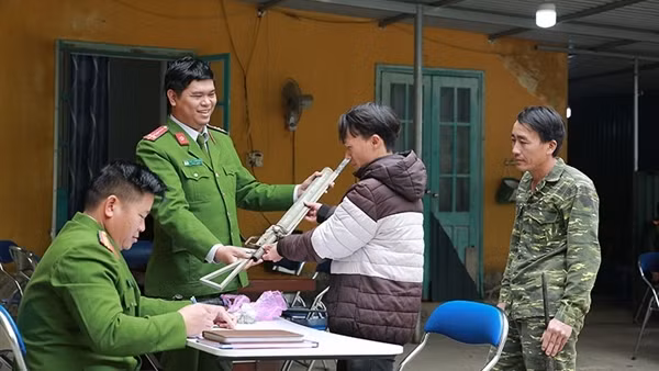Tích cực vận động đồng bào vùng cao giao nộp vũ khí tự chế