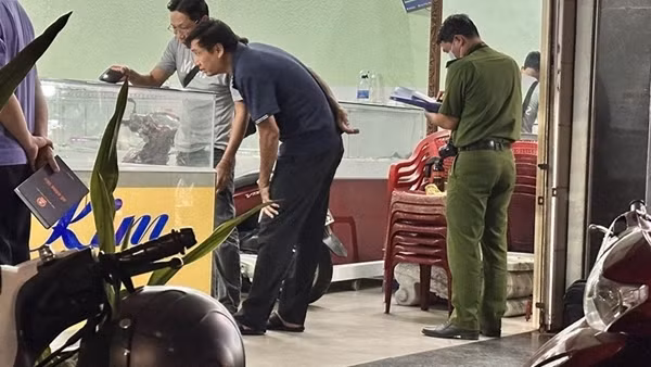 Giả khách mua rồi xịt hơi cay cướp tiệm vàng