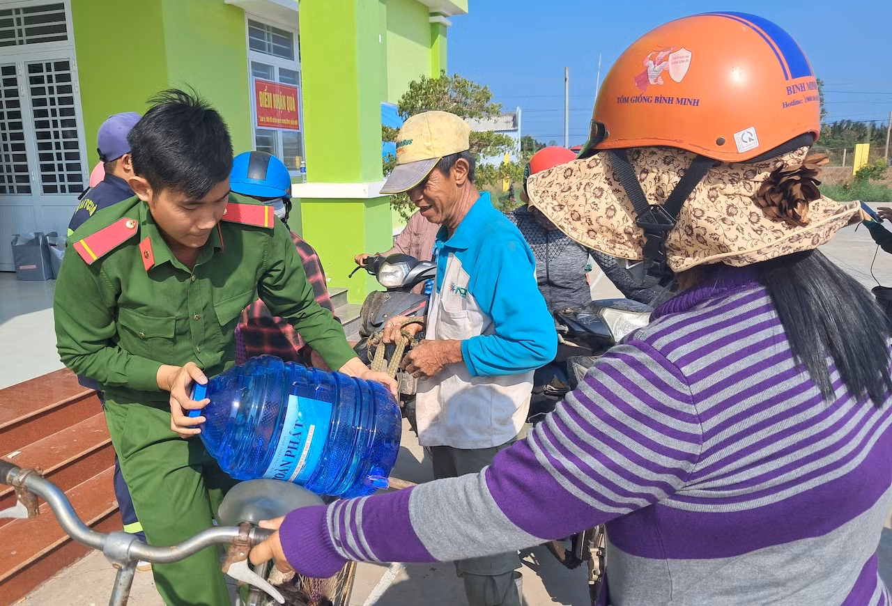 Lực lượng Công an chung sức hỗ trợ người dân vùng hạn mặn -0