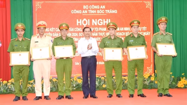 Khen thưởng các tập thể, cá nhân giải cứu con tin bị kẻ "ngáo đá" khống chế