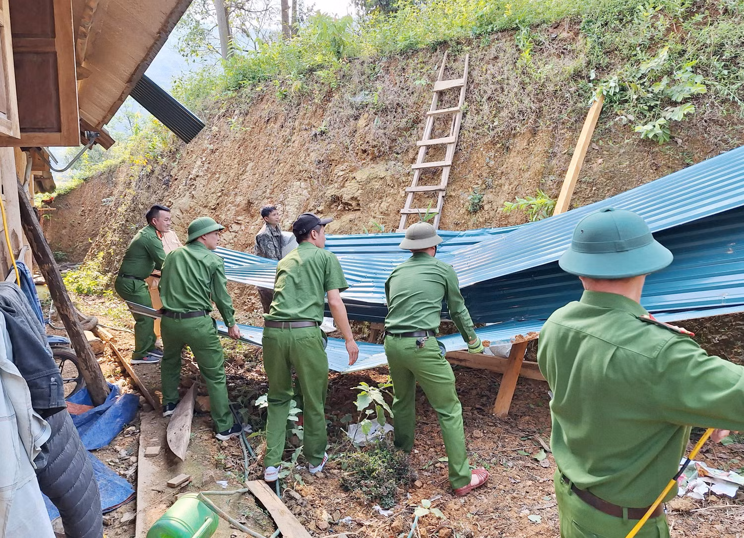 Công an huyện Kỳ Sơn giúp người dân dựng lại nhà sau trận mưa đá tàn phá -3