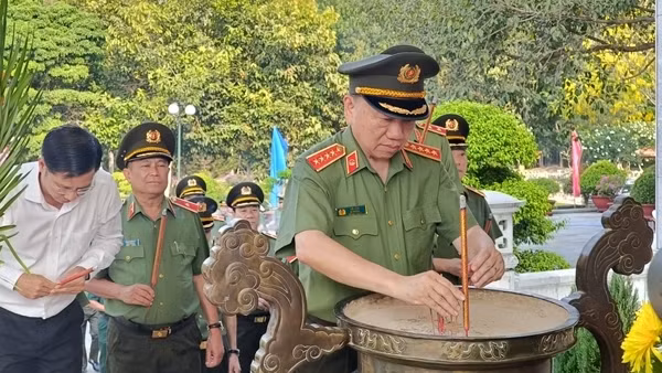 Bộ trưởng Tô Lâm dâng hương tri ân các Anh hùng - Liệt sĩ