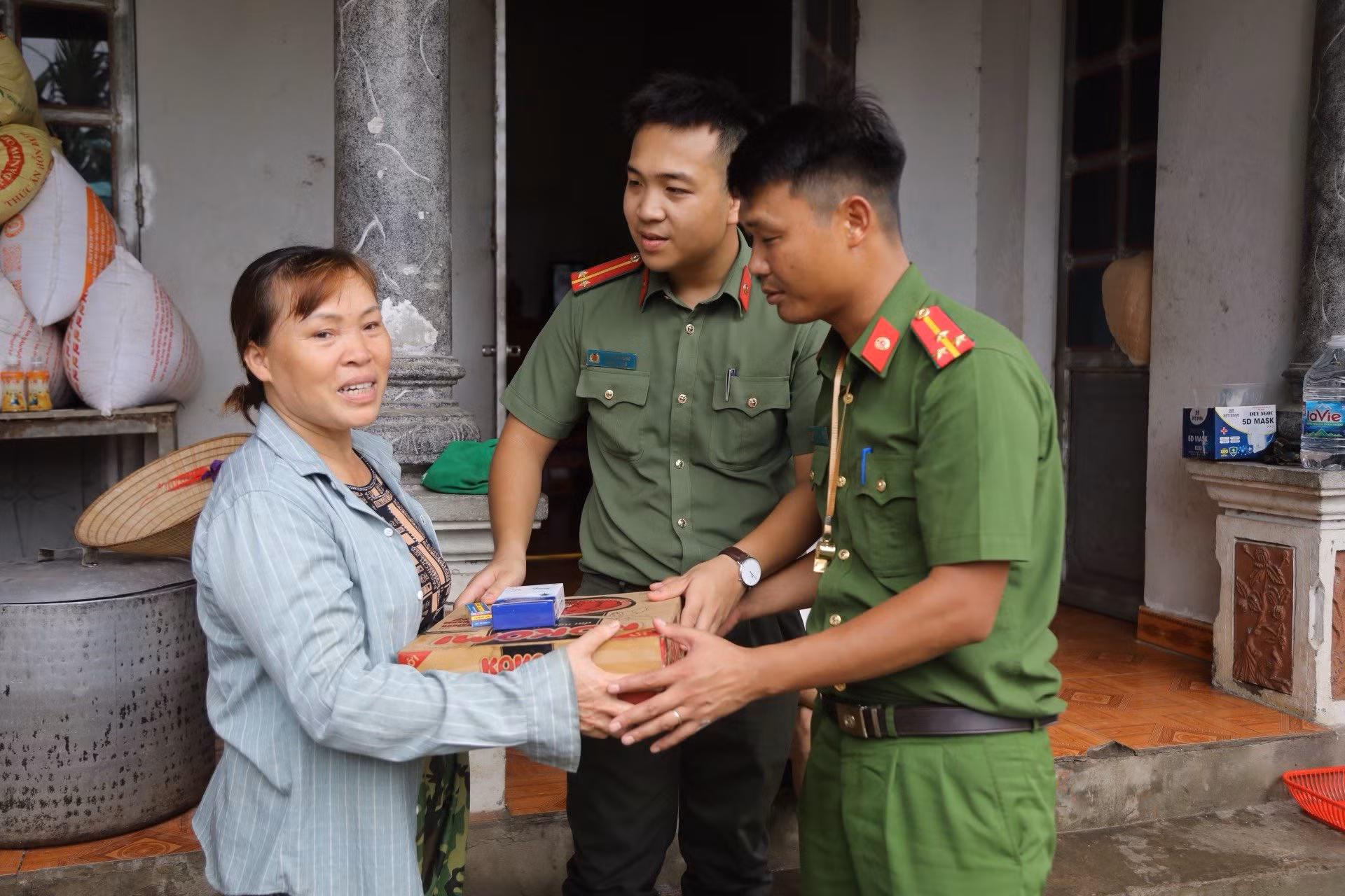 Công an TP Hà Nội hỗ trợ thực phẩm, nước uống cho người dân vùng ngập lụt -1