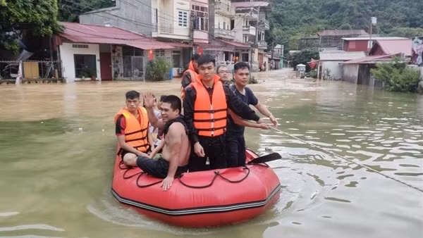 Công an Lạng Sơn tích cực giúp người dân trong mưa lũ