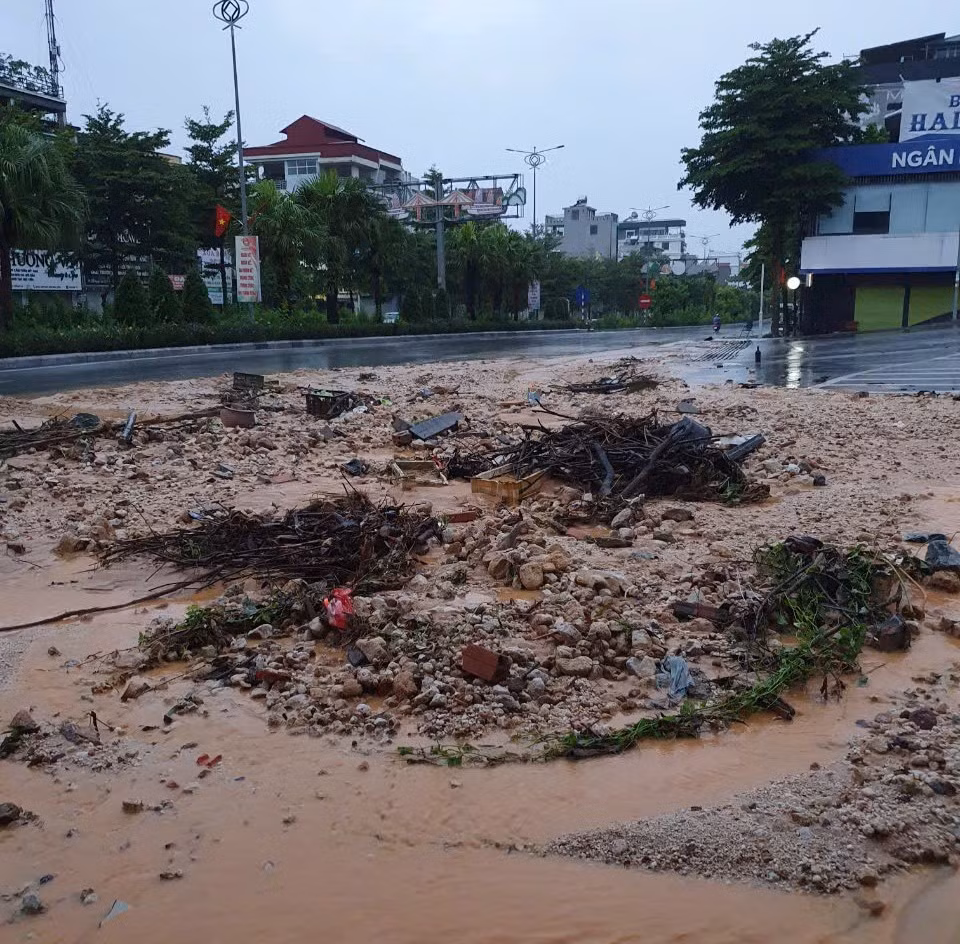 Mưa lớn nhấn chìm TP Hạ Long, 13 hộ dân phải di dời khẩn cấp -0