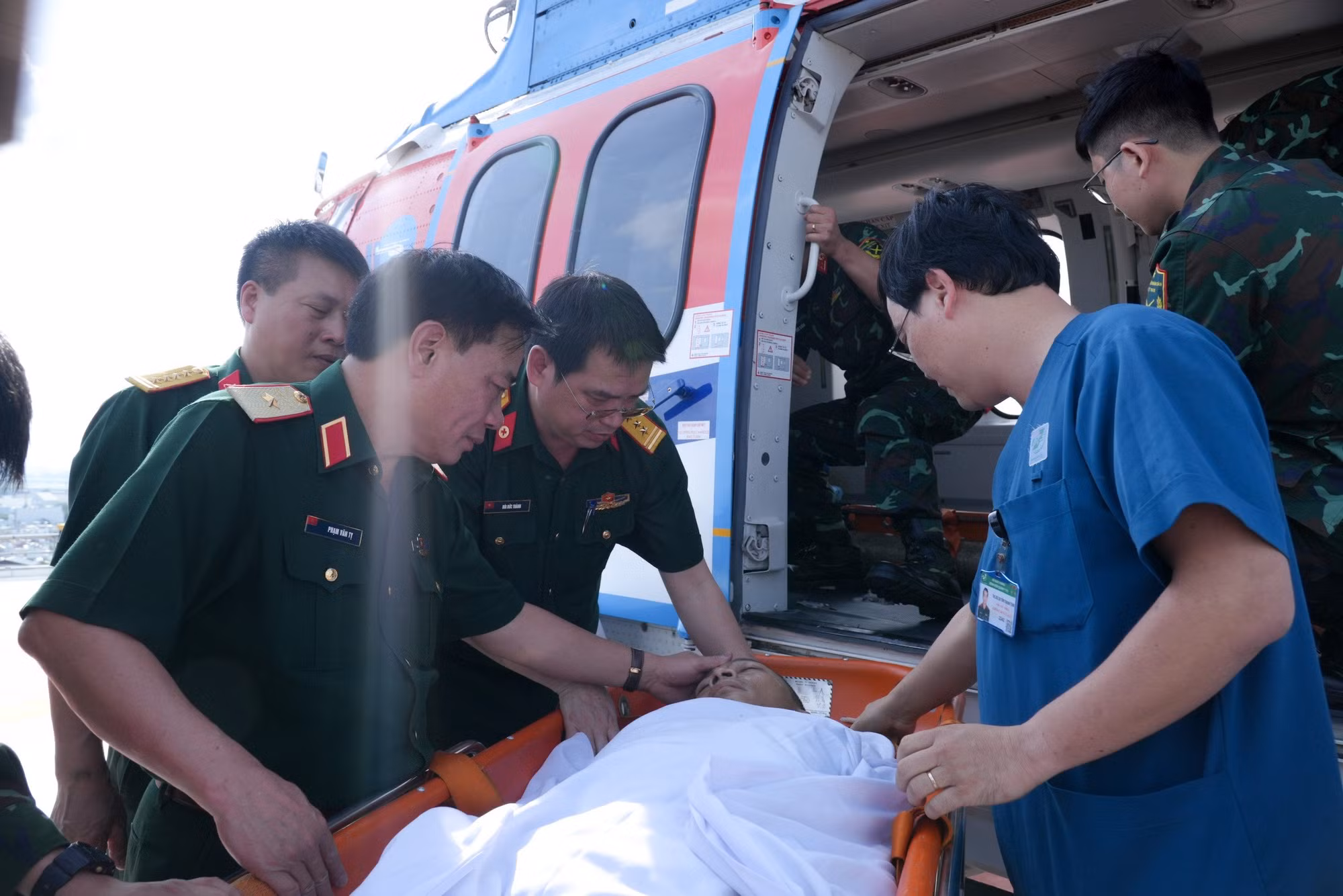 Trực thăng đưa hai bệnh nhân nặng từ huyện đảo Trường Sa về đất liền điều trị -1