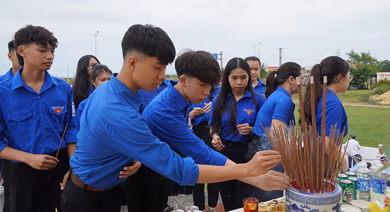Tưởng niệm các anh hùng, liệt sỹ và nhân dân hy sinh trong chiến thắng trận đầu của Hải quân nhân dân Việt Nam -0