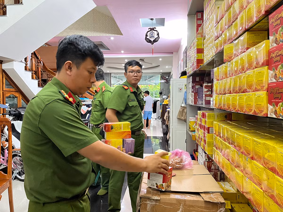 Hàng vạn sản phẩm trôi nổi tại công ty kinh doanh mỹ phẩm -0
