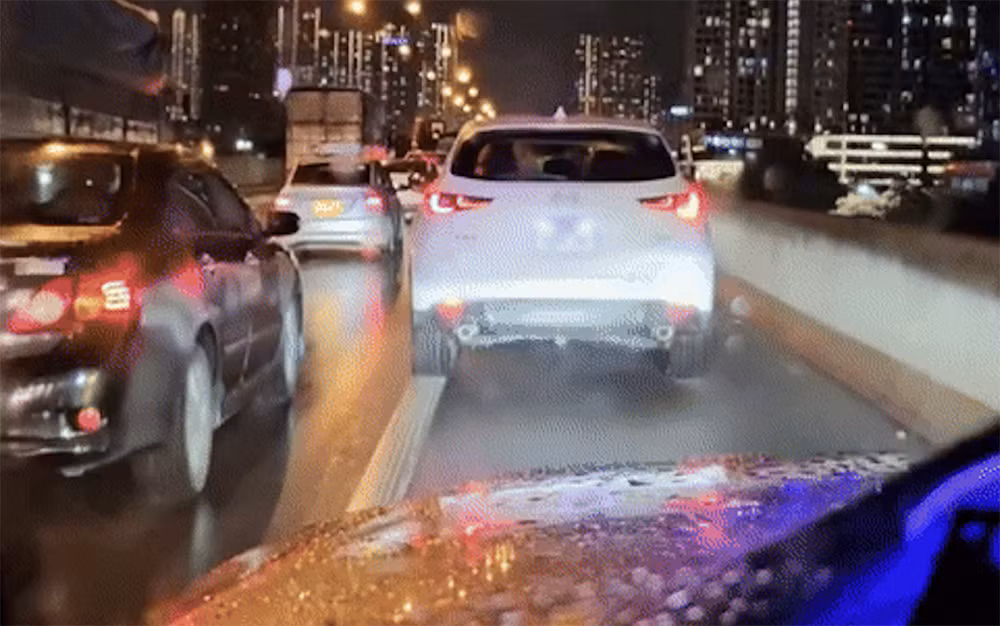 Xử phạt tài xế Mazda nghênh ngang đi vào làn khẩn cấp -0