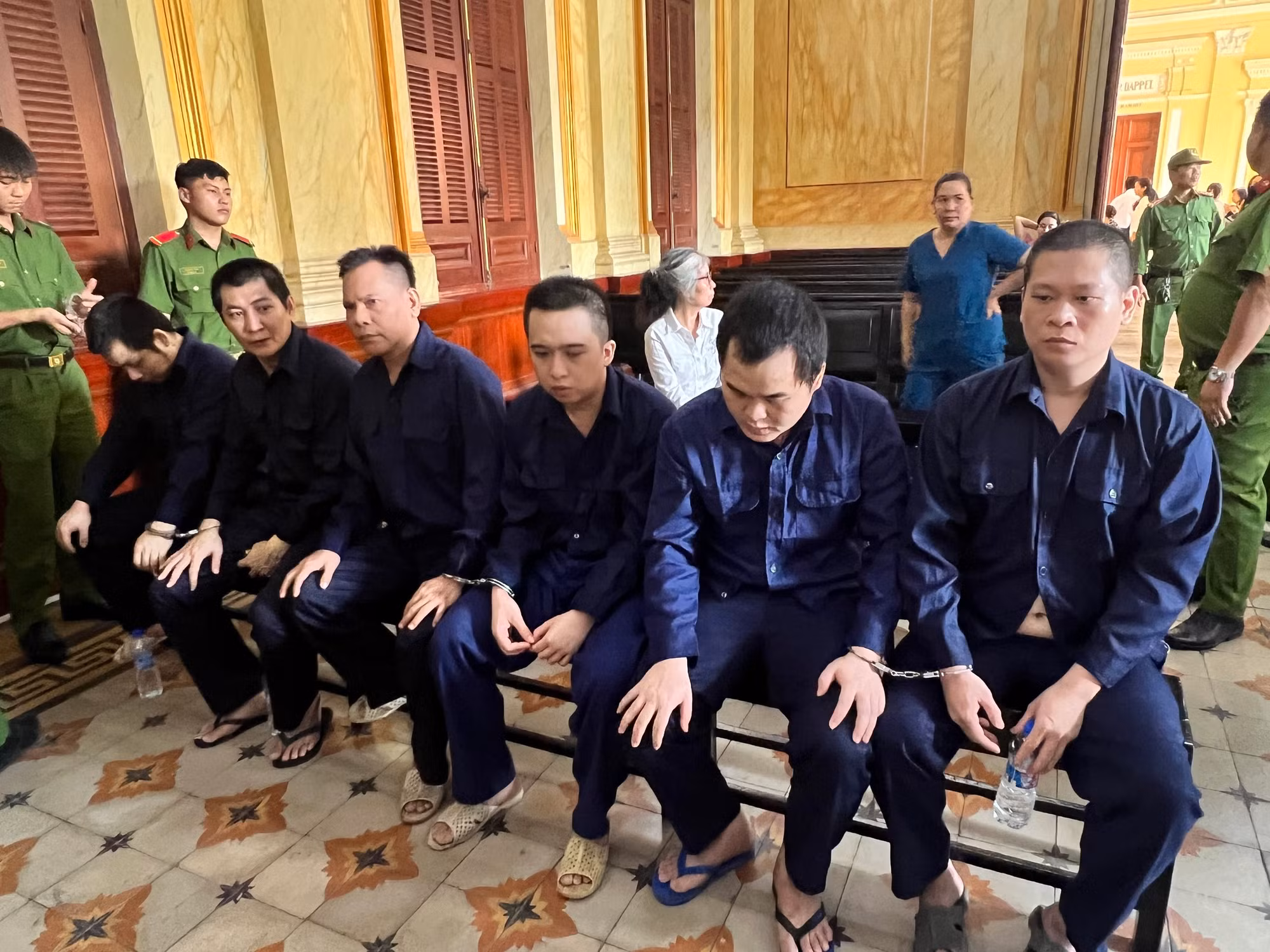 Uy hiếp khách hàng để đòi nợ, 7 nhân viên F88 lãnh án -0