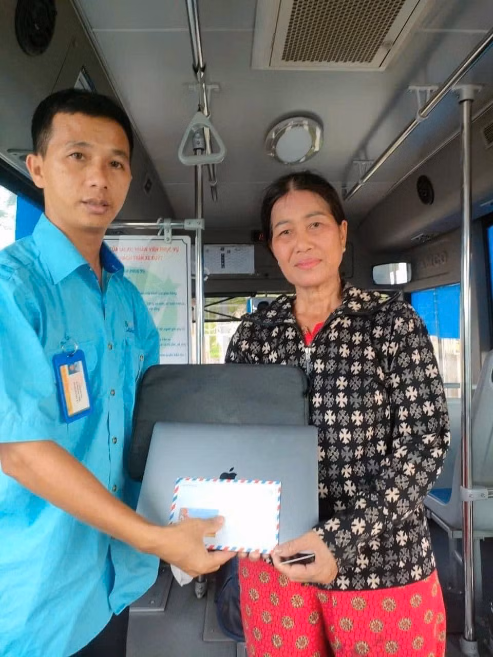 Nhân viên xe buýt Transerco trả lại tài sản gần 50 triệu đồng cho hành khách bỏ quên -0