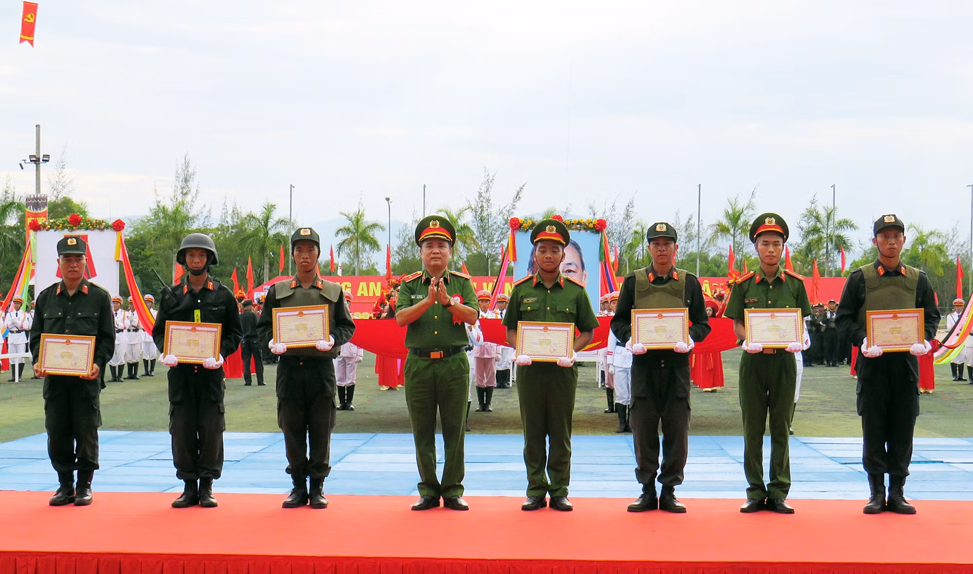 Trung đoàn Cảnh sát cơ động Trung Bộ đón nhận Huân chương Chiến công hạng Ba -0