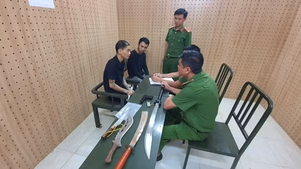Mâu thuẫn trên Facebook, mang súng đến nhà đối thủ nã đạn