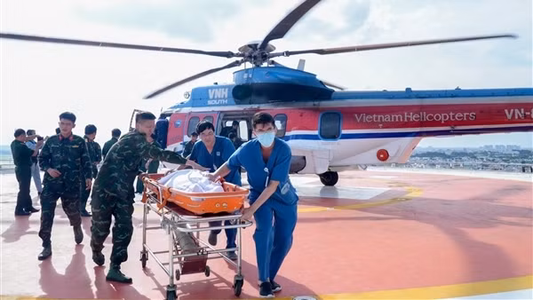 Trực thăng đưa hai bệnh nhân nặng từ huyện đảo Trường Sa về đất liền điều trị