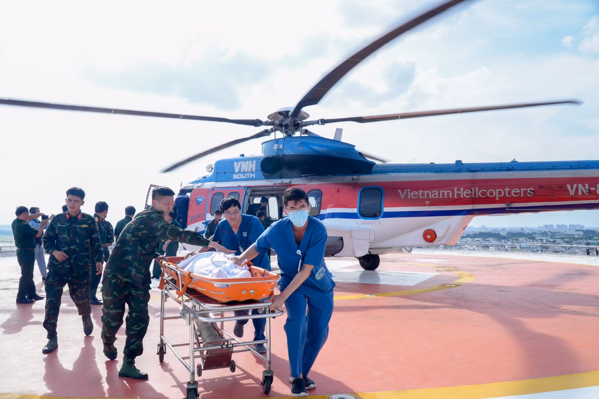Trực thăng đưa hai bệnh nhân nặng từ huyện đảo Trường Sa về đất liền điều trị -0