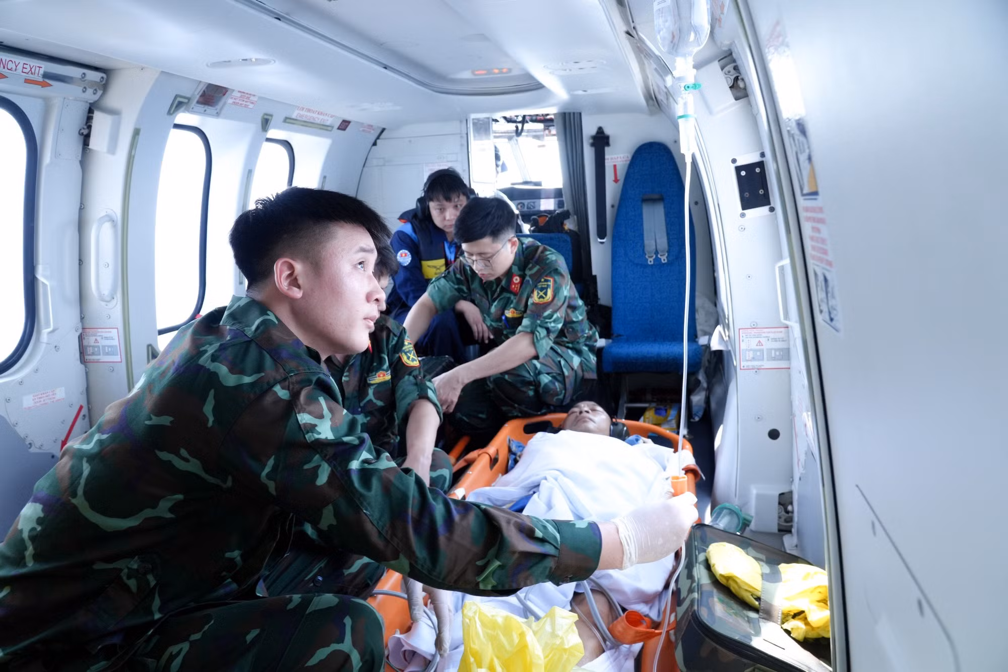 Trực thăng đưa hai bệnh nhân nặng từ huyện đảo Trường Sa về đất liền điều trị -0