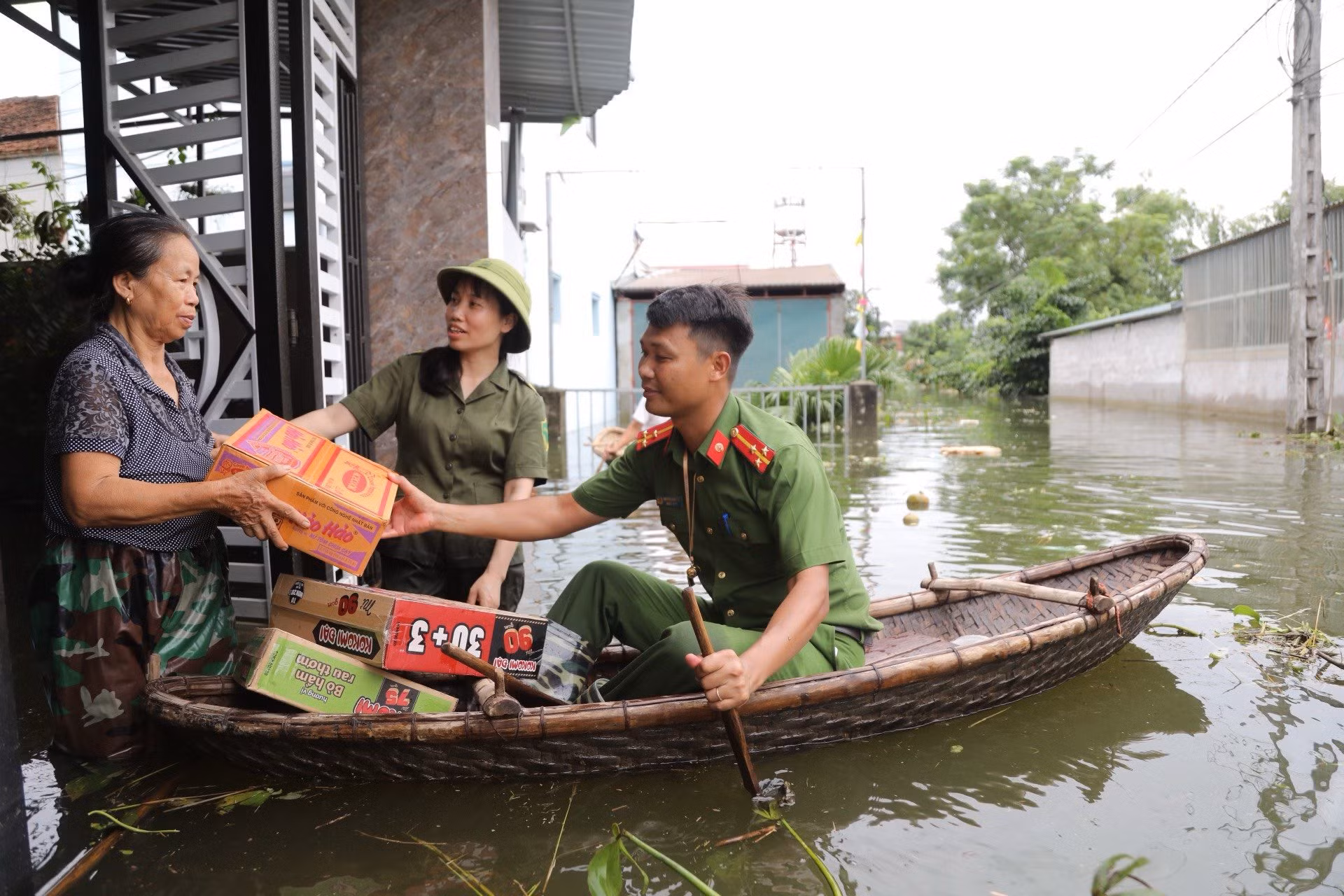 Công an TP Hà Nội hỗ trợ thực phẩm, nước uống cho người dân vùng ngập lụt -0