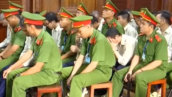 Các giám đốc trung tâm đăng kiểm nhúng chàm vì... "phong bì"