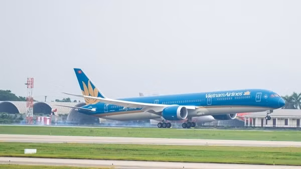 Siêu máy bay thân rộng Boeing 787-10 thứ 5 của Vietnam Airlines hạ cánh xuống Nội Bài