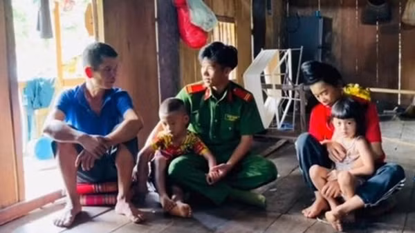 Bộ trưởng Lương Tam Quang biểu dương chiến sĩ nghĩa vụ dũng cảm cứu sống 2 cháu bé đuối nước