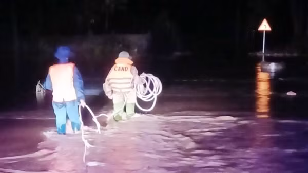 Công an tỉnh Thái Nguyên tích cực hỗ trợ người dân phòng chống thiên tai