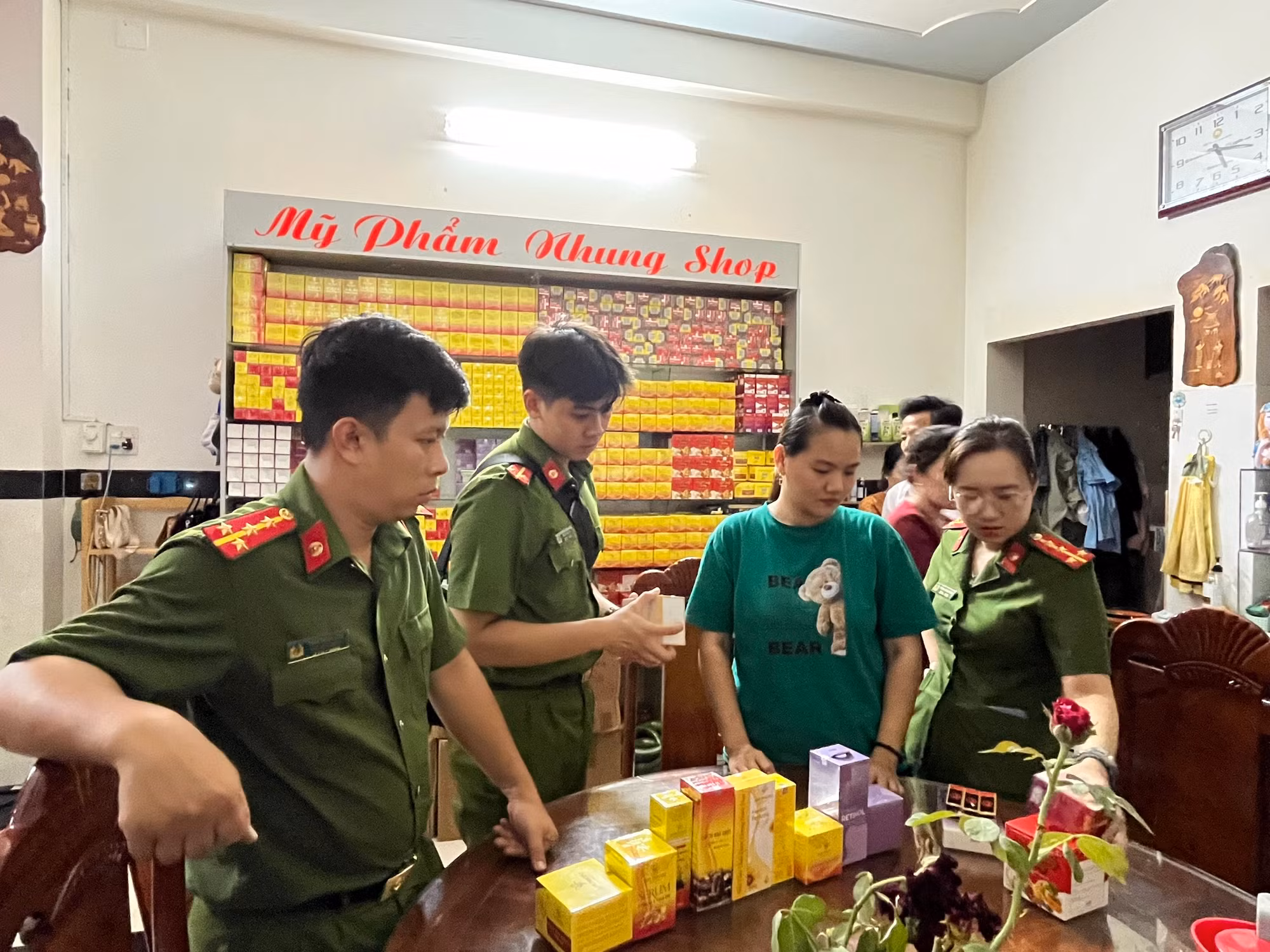 Hàng vạn sản phẩm trôi nổi tại công ty kinh doanh mỹ phẩm -0