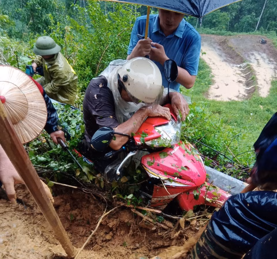 Công an Bắc Kạn khắc phục sự cố sạt lở đường, kịp thời đưa người bị thương đi cấp cứu -0