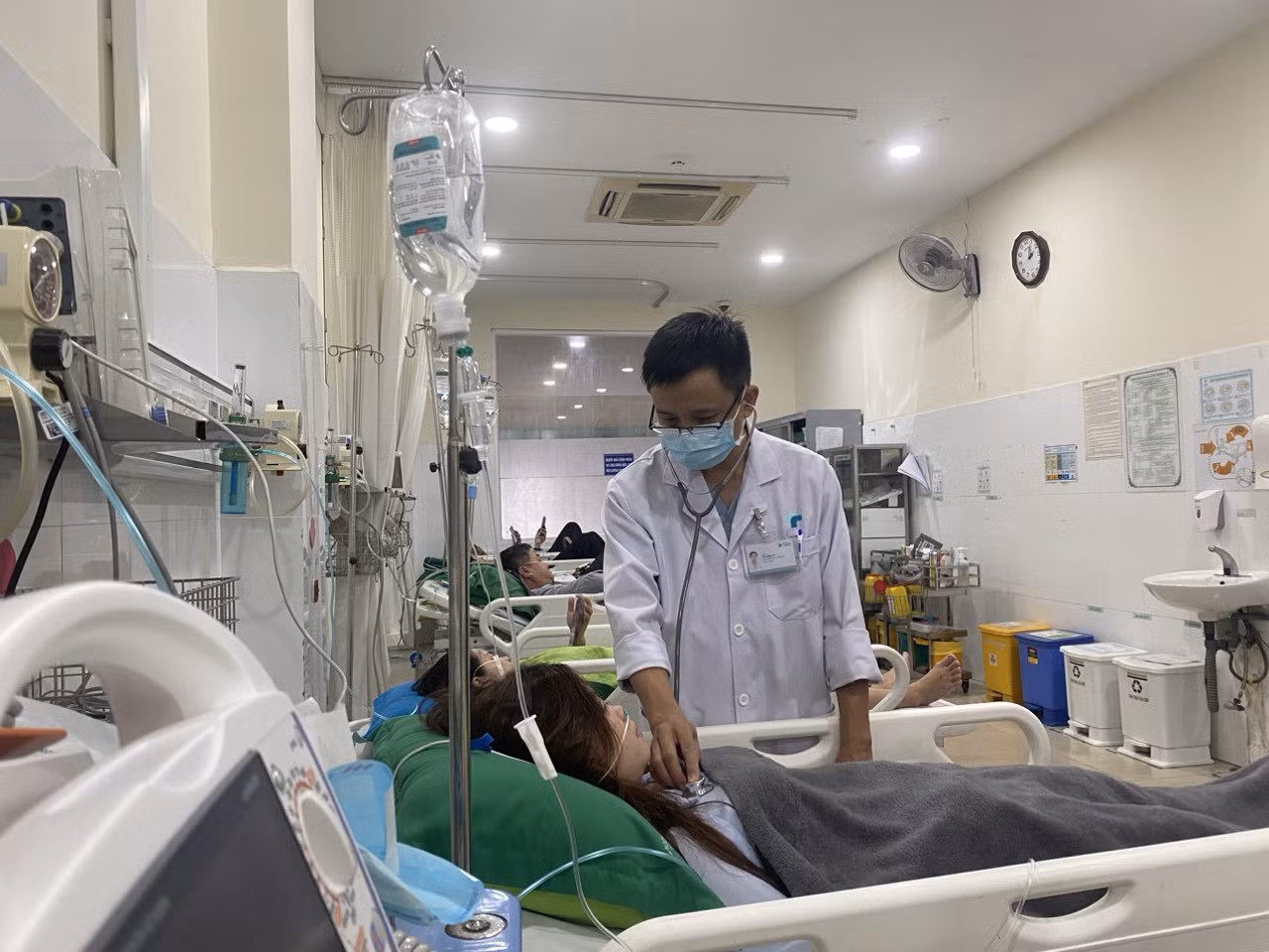 Cấp cứu 8 nhân viên ngân hàng ngộ độc khí CO do chạy máy phát điện -0