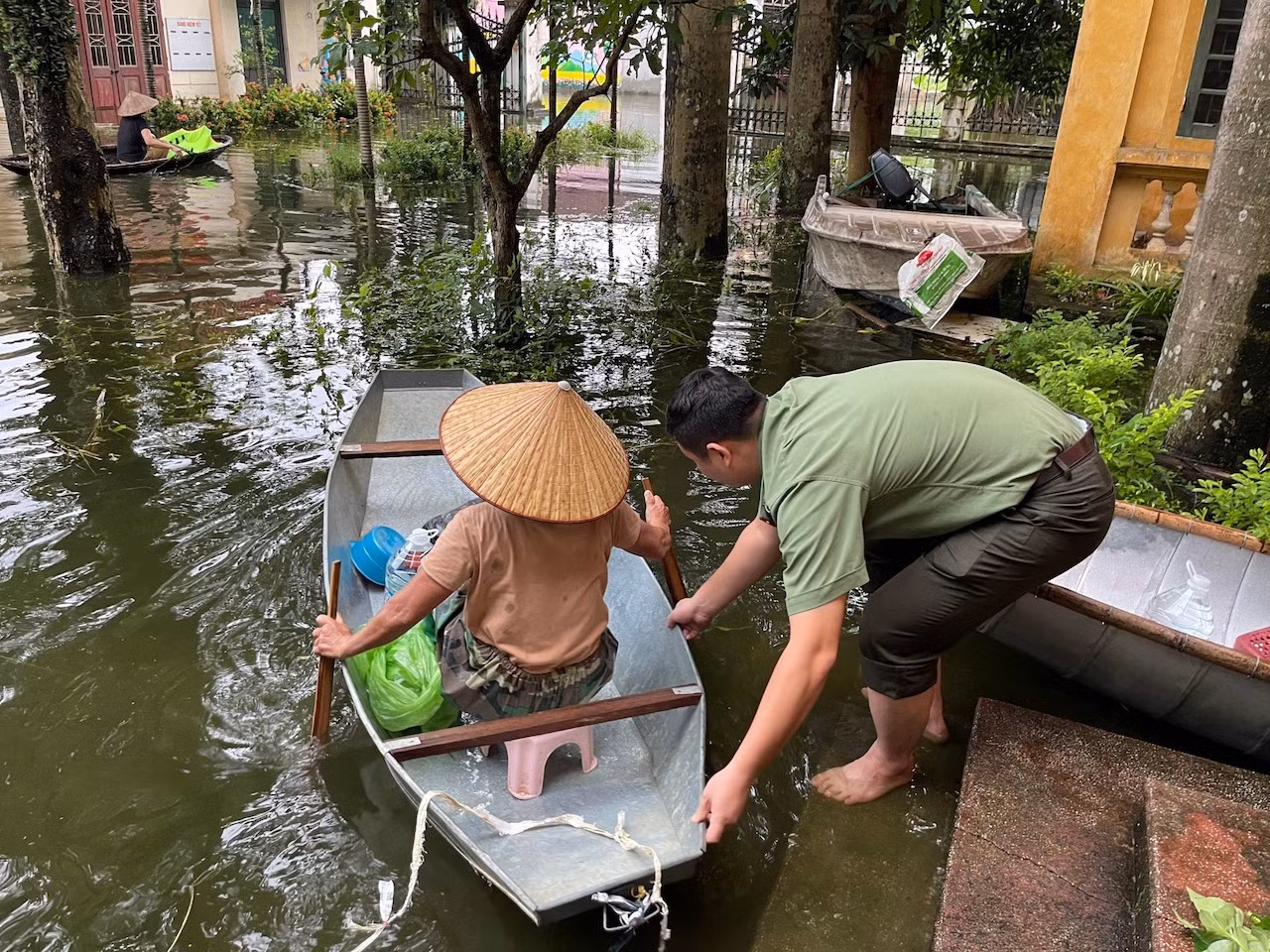 Công an TP Hà Nội hỗ trợ thực phẩm, nước uống cho người dân vùng ngập lụt -1