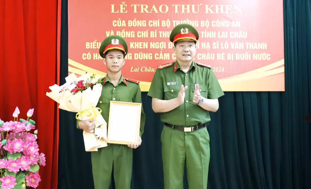 Khen chiến sỹ Công an dũng cảm cứu sống 2 cháu bé bị đuối nước -0