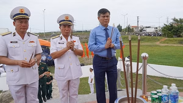 Quân chủng Hải quân tưởng niệm các anh hùng, liệt sĩ và nhân dân đã hy sinh