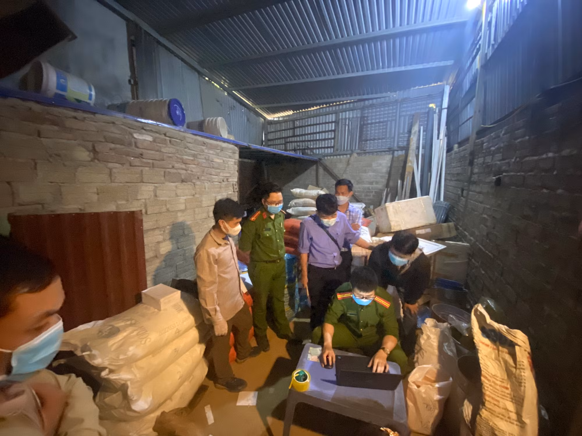 nhà kho mà đối tượng dùng để tàng trữ toàn bộ số thuốc nổ và xyanua.jpg -0