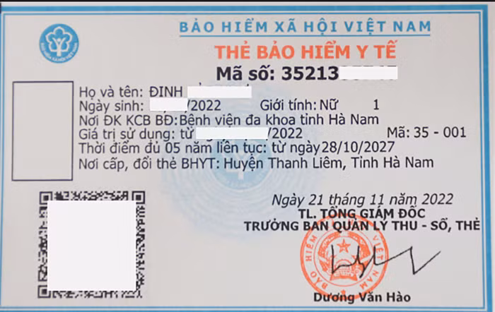 Bé gái đầu tiên trên cả nước được cấp giấy khai sinh, thẻ BHYT qua dịch vụ công liên thông -0