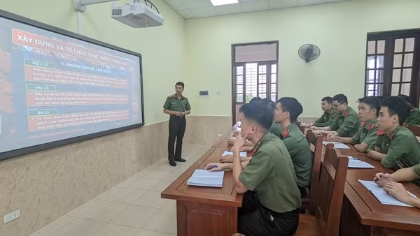 Thầy giáo trẻ ba lần được Bộ trưởng Bộ Công an tặng Bằng khen