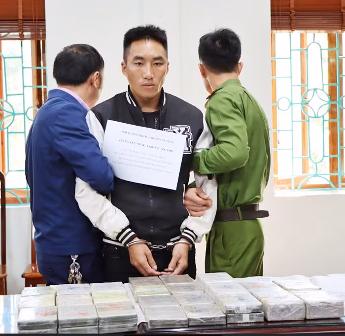 Bắt đối tượng mua bán trái phép 40 bánh heroin -0