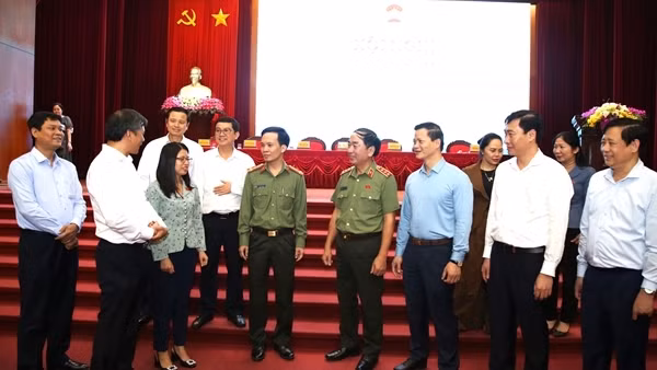 Thứ trưởng Trần Quốc Tỏ giải đáp cụ thể nhiều vấn đề cử tri quan tâm