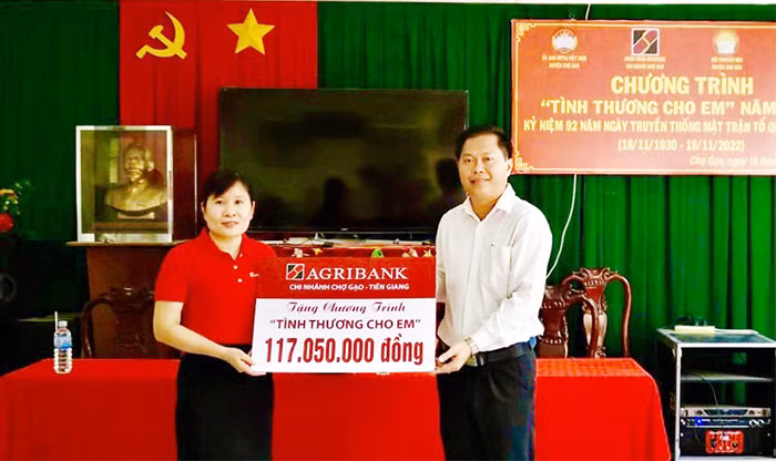 “Tình thương cho em” của tập thể người lao động Agribank Chợ Gạo -0
