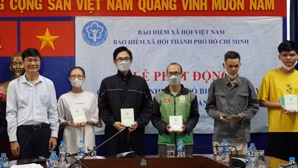 Tặng sổ BHXH và thẻ BHYT cho người dân có hoàn cảnh khó khăn