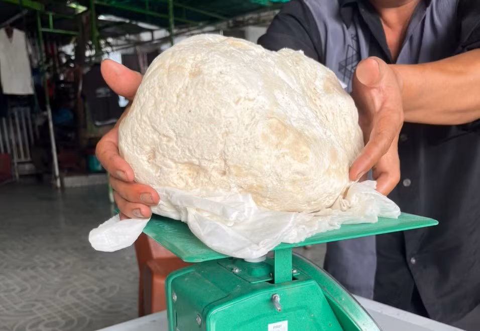 Ngư dân ở Huế vớt được vật lạ trên biển, nghi long diên hương quý hiếm -0