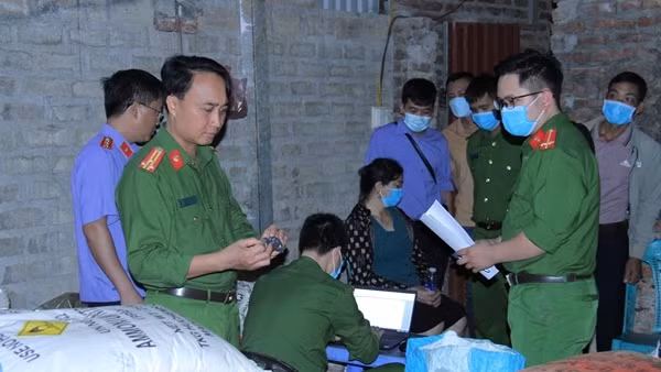 Kinh hoàng kho chứa 1,3 tấn thuốc nổ và xyanua nằm giữa trung tâm xã