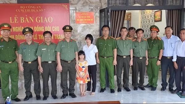 Cụm thi đua số 7 Bộ Công an trao nhà nghĩa tình đồng đội tại Bình Định