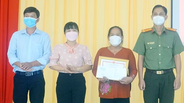 Nhiều tấm gương quần chúng dũng cảm, mưu trí truy bắt tội phạm