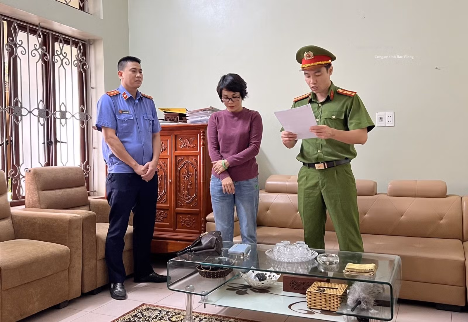 Chủ tịch thị trấn và Giám đốc công ty bị bắt vì lập khống hồ sơ -0