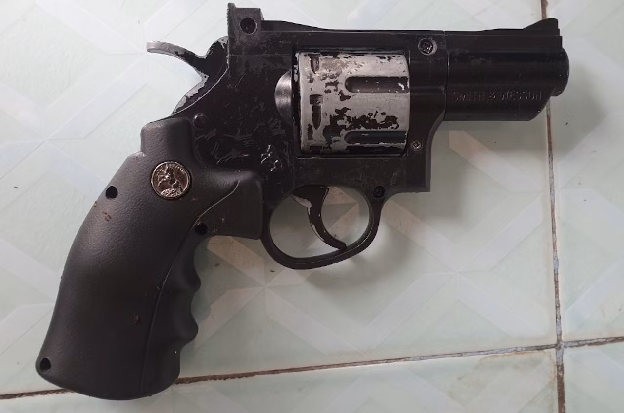 Nam thanh niên cầm súng rượt đuổi người khác trên phố -0