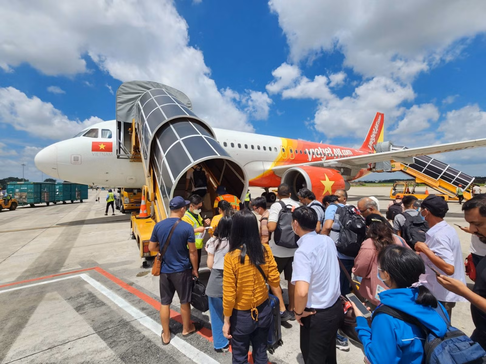 Không để xảy ra tình trạng tăng giá vé máy bay trái quy định trong dịp cao điểm Tết -0